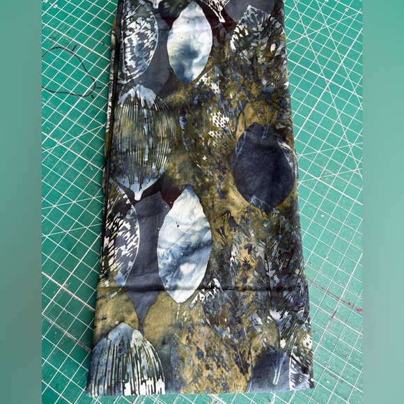 Abstract Batik Patterned Fabric - Picture 3 of 4